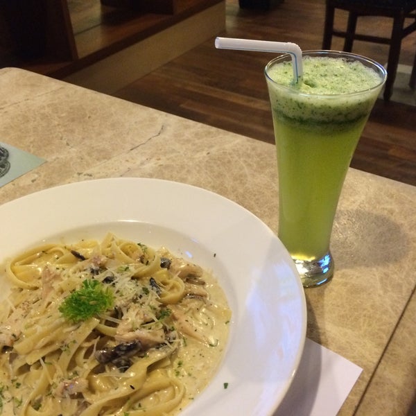 Снимок сделан в Olio Italian Restaurant пользователем Abdulaziz 6/14/2015