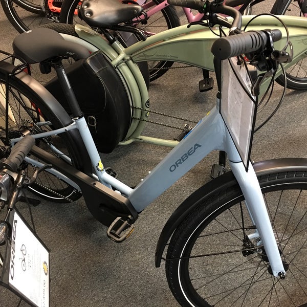 รูปภาพถ่ายที่ Electric &amp; Folding Bikes Northwest โดย Myra K. เมื่อ 7/9/2019