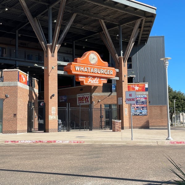 Foto tomada en Whataburger Field  por Brian H. el 1/14/2022