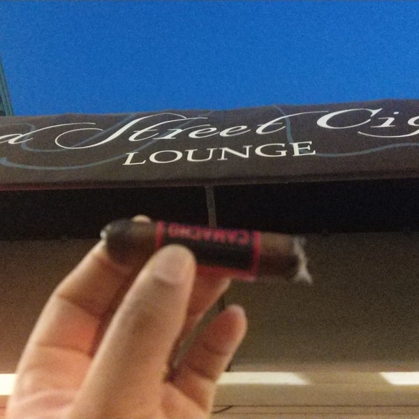 Das Foto wurde bei 2nd Street Cigar Lounge von 2nd Street Cigar Lounge am 11/5/2019 aufgenommen