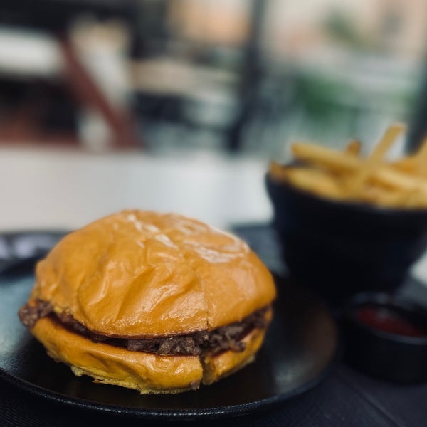 Foto tirada no(a) Graviton Steak Burger por Munerah ♈️ em 10/15/2023