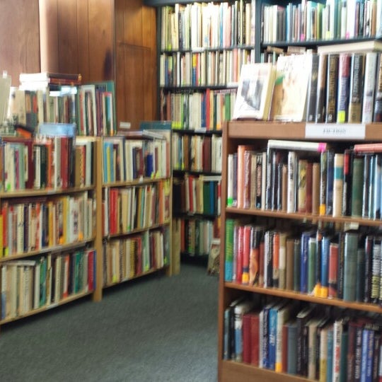 Photo prise au Old Tampa Book Company par danesh j. le6/13/2013