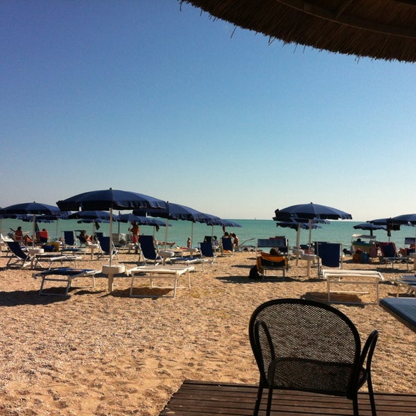 รูปภาพถ่ายที่ Raphael Beach ristorante e spiaggia โดย Andrea P. เมื่อ 8/12/2013