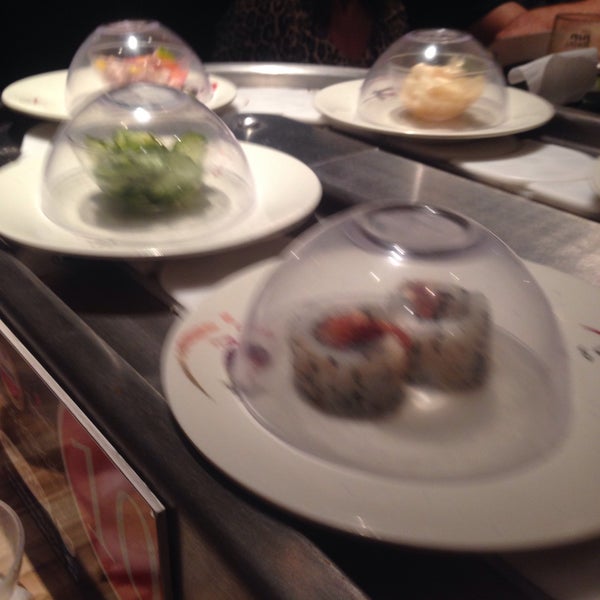 Foto tirada no(a) Keemo, Sushi em Movimento por Cris M. em 1/6/2016