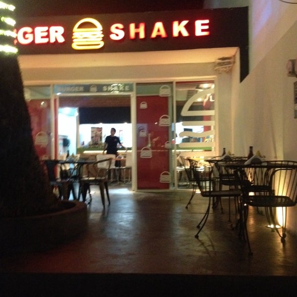 Foto scattata a Burger Shake da Jorge V. il 3/25/2014