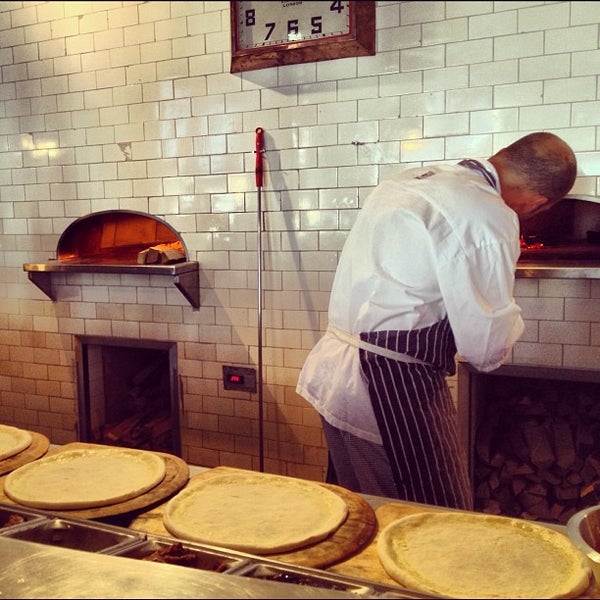 9/22/2012 tarihinde Karl W.ziyaretçi tarafından Pizza East'de çekilen fotoğraf