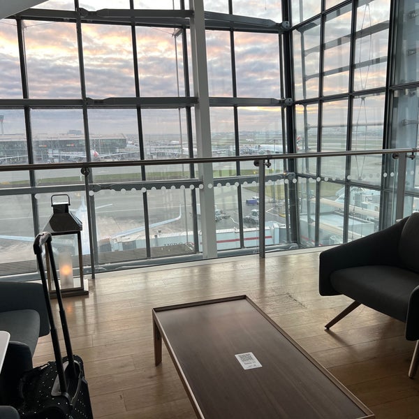 Photo taken at BA Galleries First Lounge by Martina S. on 2/28/2023