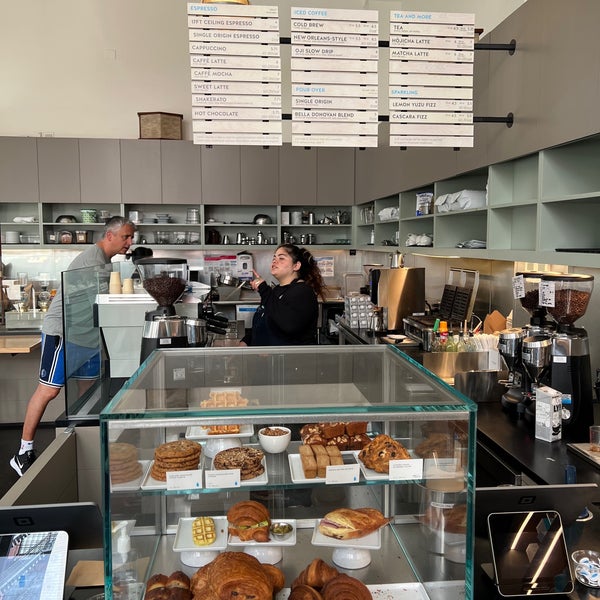 Photo taken at Blue Bottle Coffee by Martina S. on 5/19/2022