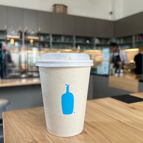 Photo taken at Blue Bottle Coffee by Martina S. on 9/14/2022