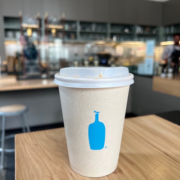 Photo taken at Blue Bottle Coffee by Martina S. on 9/13/2022