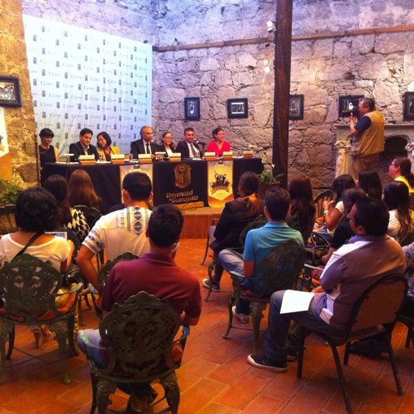 Foto diambil di El Mesón de los Poetas oleh Luisa A. pada 5/13/2014