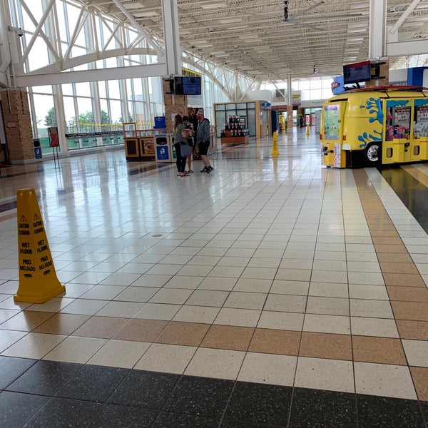 Photo taken at Belvidere Oasis Travel Plaza by Larry R. on 5/28/2020