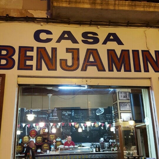 Photo prise au Casa Benjamín Bodega - Tapas, Drinks &amp; Friends - Dénia par Josep V. le8/17/2015