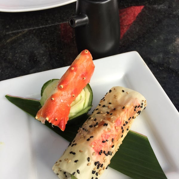 Снимок сделан в The Sushi On Sunset пользователем Rosangela T. 11/4/2016