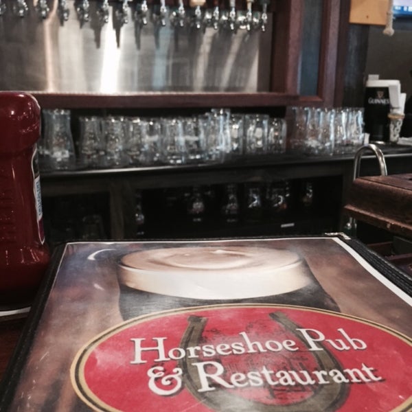 Photo prise au Horseshoe Pub &amp; Restaurant par Jennifer R. le5/24/2015