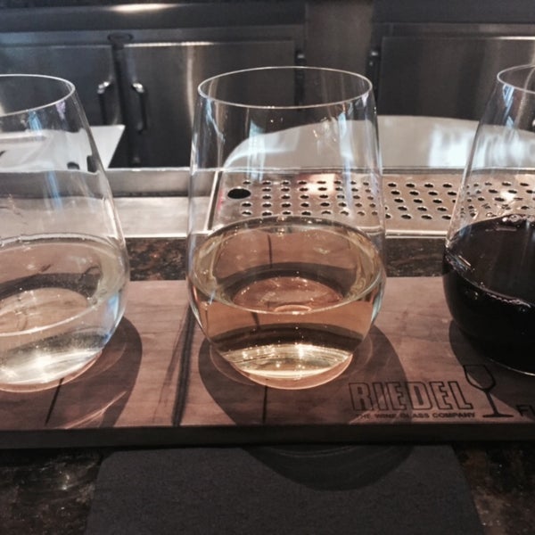 Foto tirada no(a) Double Helix Wine &amp; Whiskey Lounge por Jennifer R. em 5/4/2015