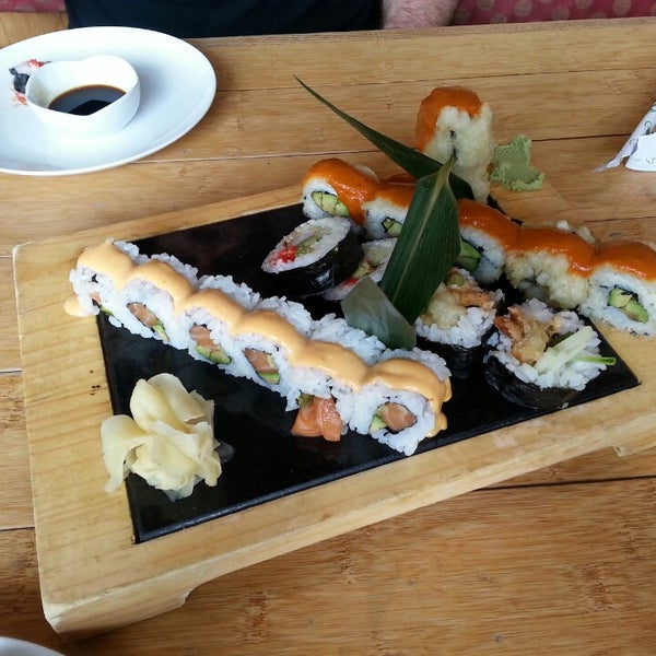 Das Foto wurde bei Kinki Asian Fusion Sushi von Candice B. am 5/24/2013 aufgenommen