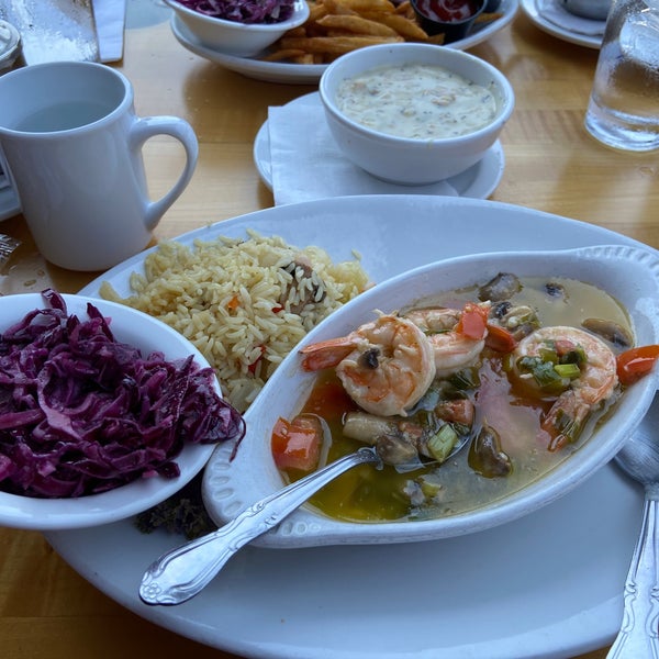 Jumbo shrimps and clam chowder are excellent 😋！