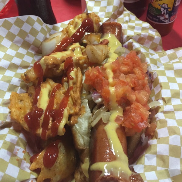 Foto tomada en Dogos Hot Dog de Sonora  por Erick V. el 1/28/2015