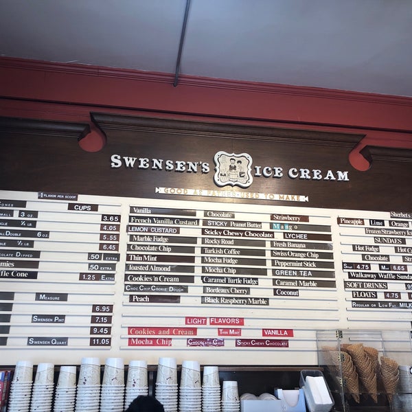 รูปภาพถ่ายที่ Swensen&#39;s Ice Cream โดย Max O. เมื่อ 5/27/2019
