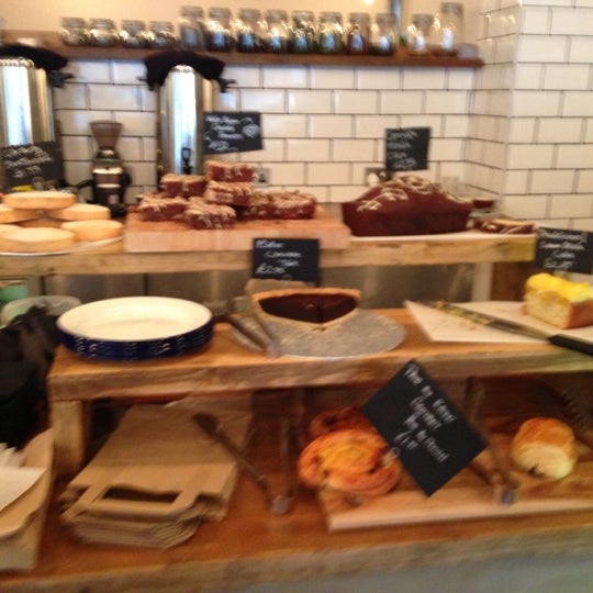 10/20/2012 tarihinde Garethziyaretçi tarafından Yorks Bakery Cafe'de çekilen fotoğraf
