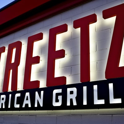 Photo prise au STREETZ American Grill par tim m. le9/30/2015