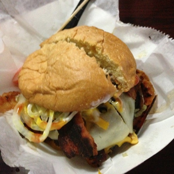 Das Foto wurde bei Beth&#39;s Burger Bar von Stephen D. am 2/14/2013 aufgenommen