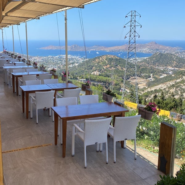 Das Foto wurde bei MMK Yeldeğirmeni Restaurant Yalıkavak von Abdullah am 9/6/2022 aufgenommen