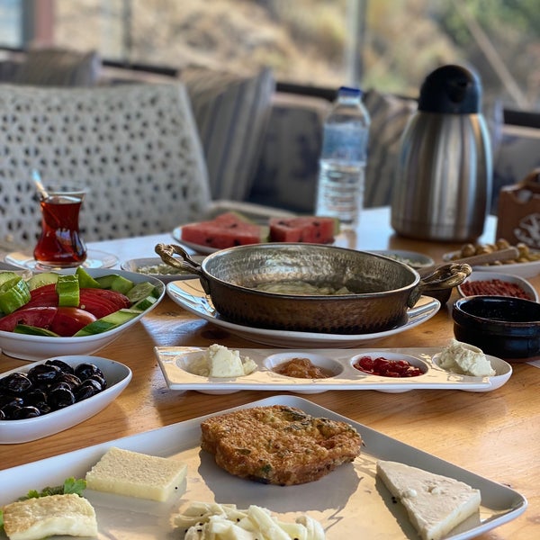 Снимок сделан в MMK Yeldeğirmeni Restaurant Yalıkavak пользователем Abdullah 9/6/2022