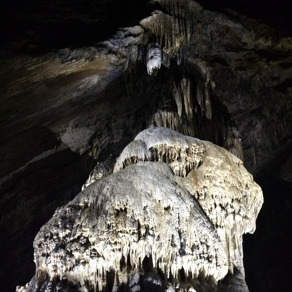Photo taken at Le Domaine des Grottes de Han / Het Domein van de Grotten van Han by Baris W. on 4/15/2018