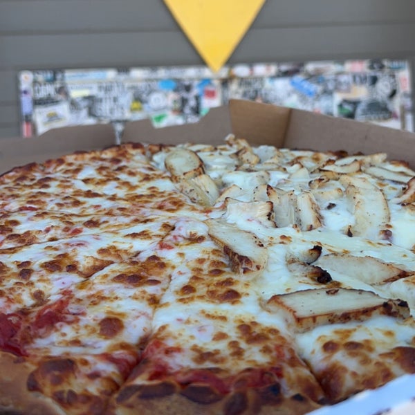Foto diambil di Laventina&#39;s Big Cheese Pizza oleh M . pada 9/22/2022
