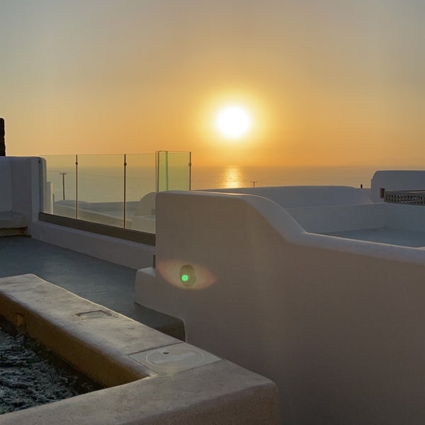 รูปภาพถ่ายที่ Santo Maris Oia Luxury Suites and Spa in Santorini โดย M . เมื่อ 7/18/2021