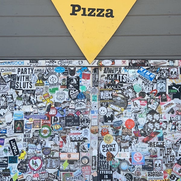 Foto diambil di Laventina&#39;s Big Cheese Pizza oleh M . pada 9/22/2022