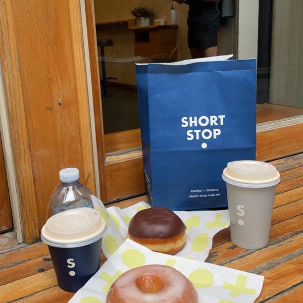 Foto diambil di Shortstop Coffee &amp; Donuts oleh F💎 pada 10/28/2021