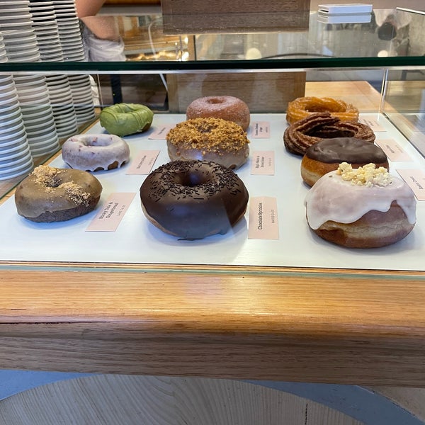 Foto diambil di Shortstop Coffee &amp; Donuts oleh F💎 pada 7/21/2022