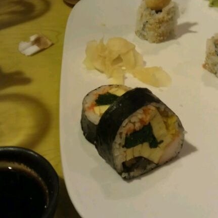 Das Foto wurde bei Murasaki Restaurant and Sushi Bar von Vassilena Z. am 3/27/2012 aufgenommen