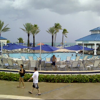 Foto tirada no(a) Melia Nassau Beach - Main Pool por Dino H. em 5/25/2012