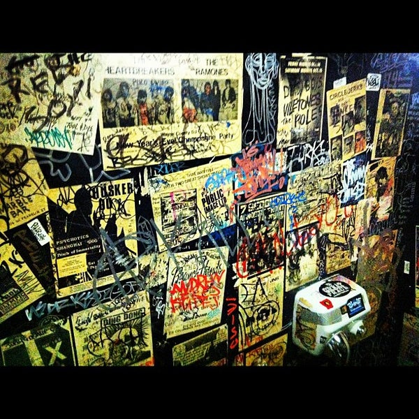 รูปภาพถ่ายที่ Ding Dong Lounge โดย Andrea เมื่อ 6/4/2012