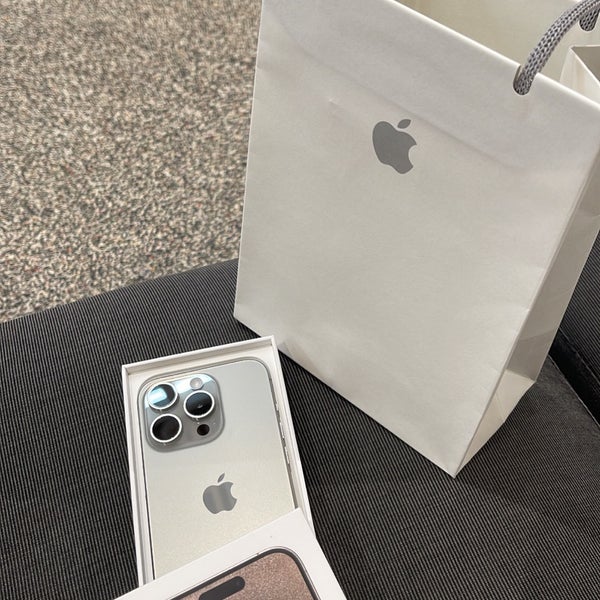 Apple La Cantera Electronics Store in Northwest Side