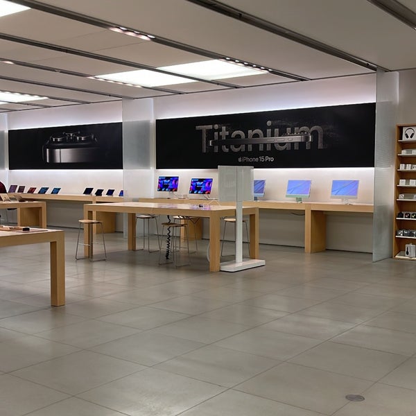 Apple La Cantera Electronics Store in Northwest Side