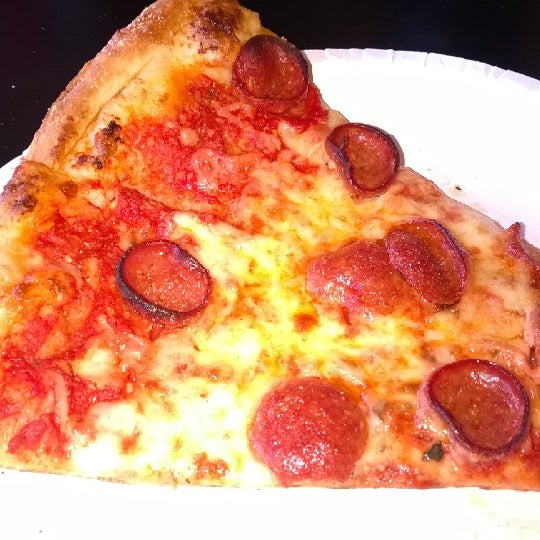 Photo prise au Joe&#39;s Brooklyn Pizza par Todd W. le5/14/2014