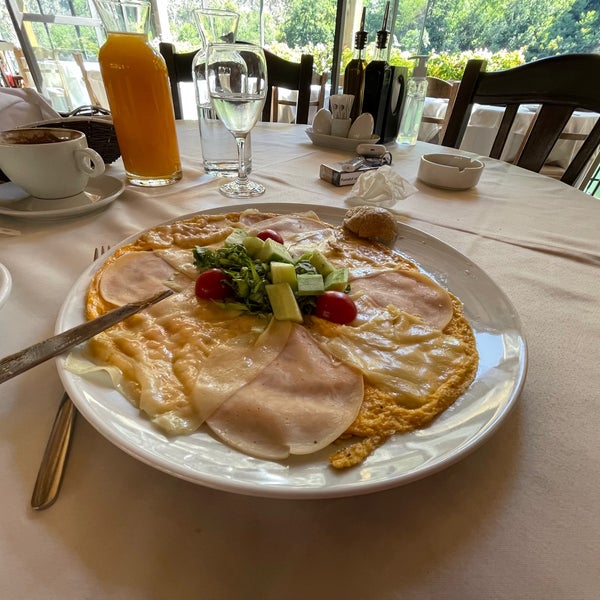 Pros: great location, in the heart of the canyon; large enough room; great breakfast; free working wi-fi; kind staff; complimentary wine; Cons: free public parking, away from the hotel, no balcony;
