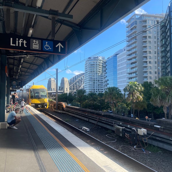 Photo taken at Milsons Point Station by kubo j. on 1/8/2023
