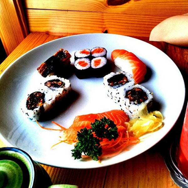 รูปภาพถ่ายที่ Sushi Yuzu โดย Marco N. เมื่อ 10/29/2012