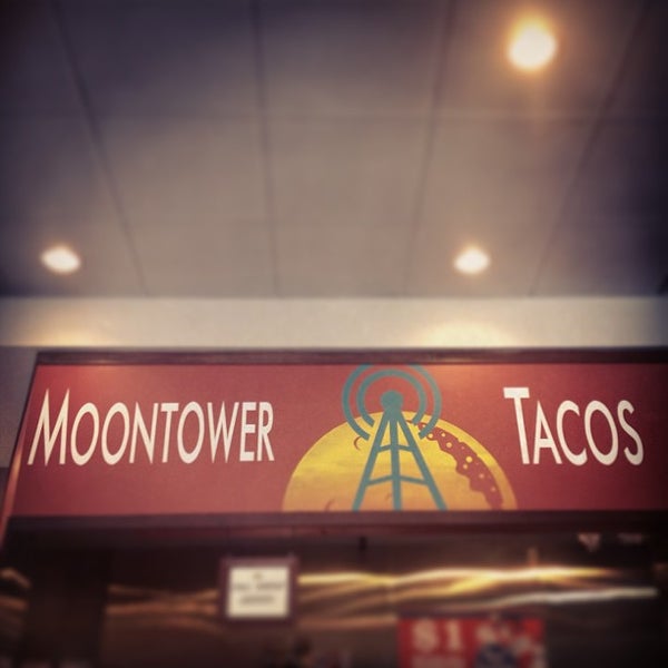 Foto tomada en Moontower Tacos  por Brit el 6/23/2013