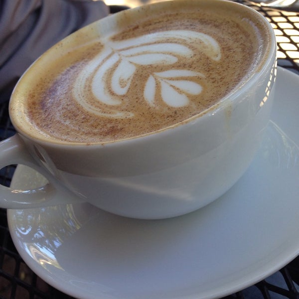 รูปภาพถ่ายที่ Taproom Coffee โดย Gwen M. เมื่อ 10/25/2014