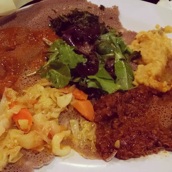 Foto diambil di Walia Ethiopian Cuisine oleh Yaniv Y. pada 7/30/2015