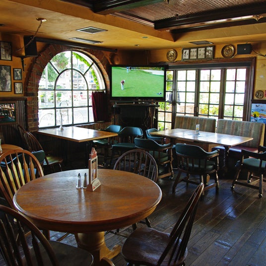 Foto diambil di Bartholomew&#39;s English-Style Pub oleh Bartholomew&#39;s English-Style Pub pada 10/21/2013