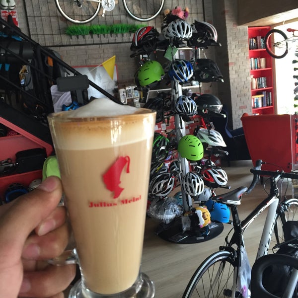 Foto tomada en Bisiklet Evim Bike &amp; Cafe  por Yakup K. el 8/8/2015