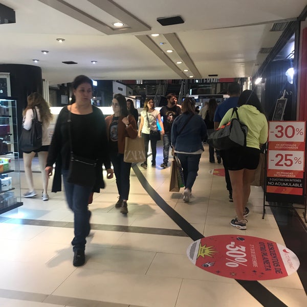 Foto diambil di Alto Palermo Shopping oleh Marcela R. pada 9/28/2019